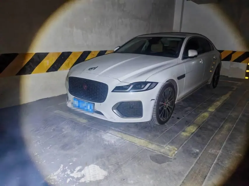 Открыть галерею: Jaguar 2024 XFL 2.0T P 12500.00g Drive Enjoy Deluxe Edition Automatic Gear