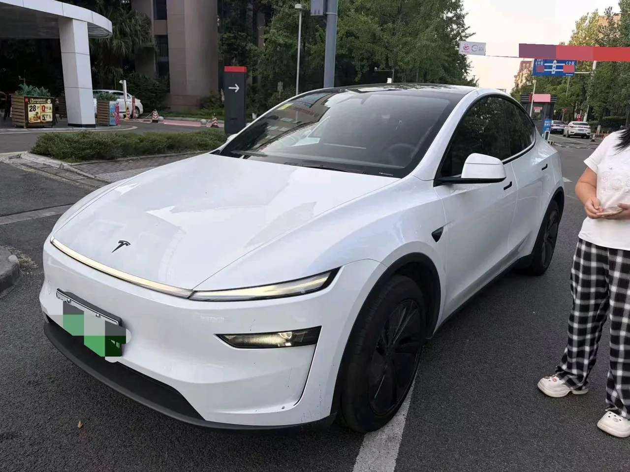Tesla 2026 Model Y Rear-Wheel-Drive Automatic - View 1
