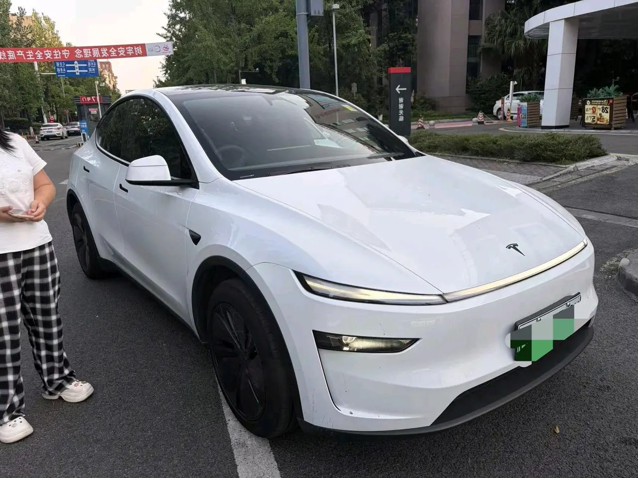 Tesla 2026 Model Y Rear-Wheel-Drive Automatic 2