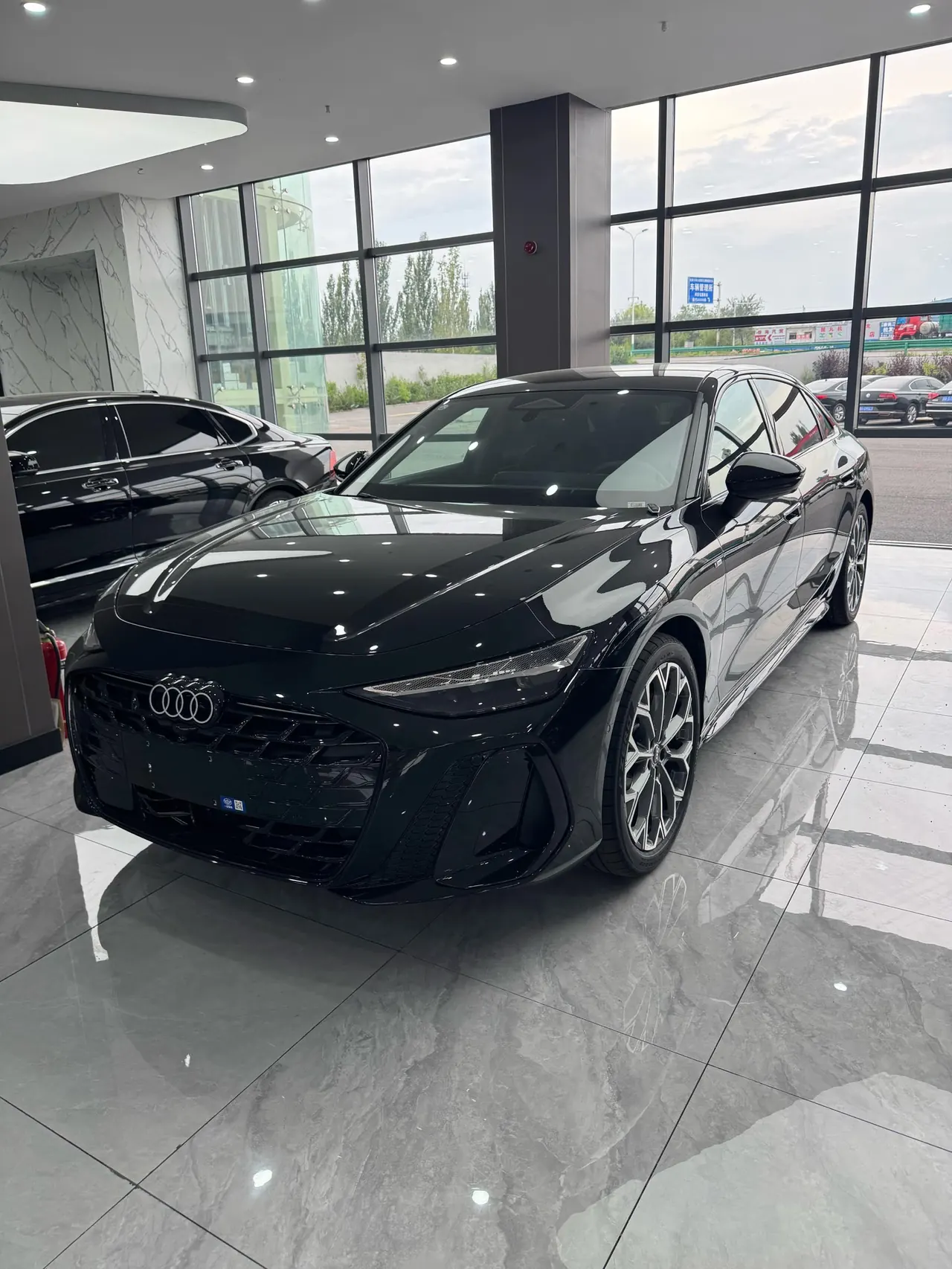 Открыть галерею: Audi 2026 A6L 2.0T Quattro Enjoy Dynamic Automatic