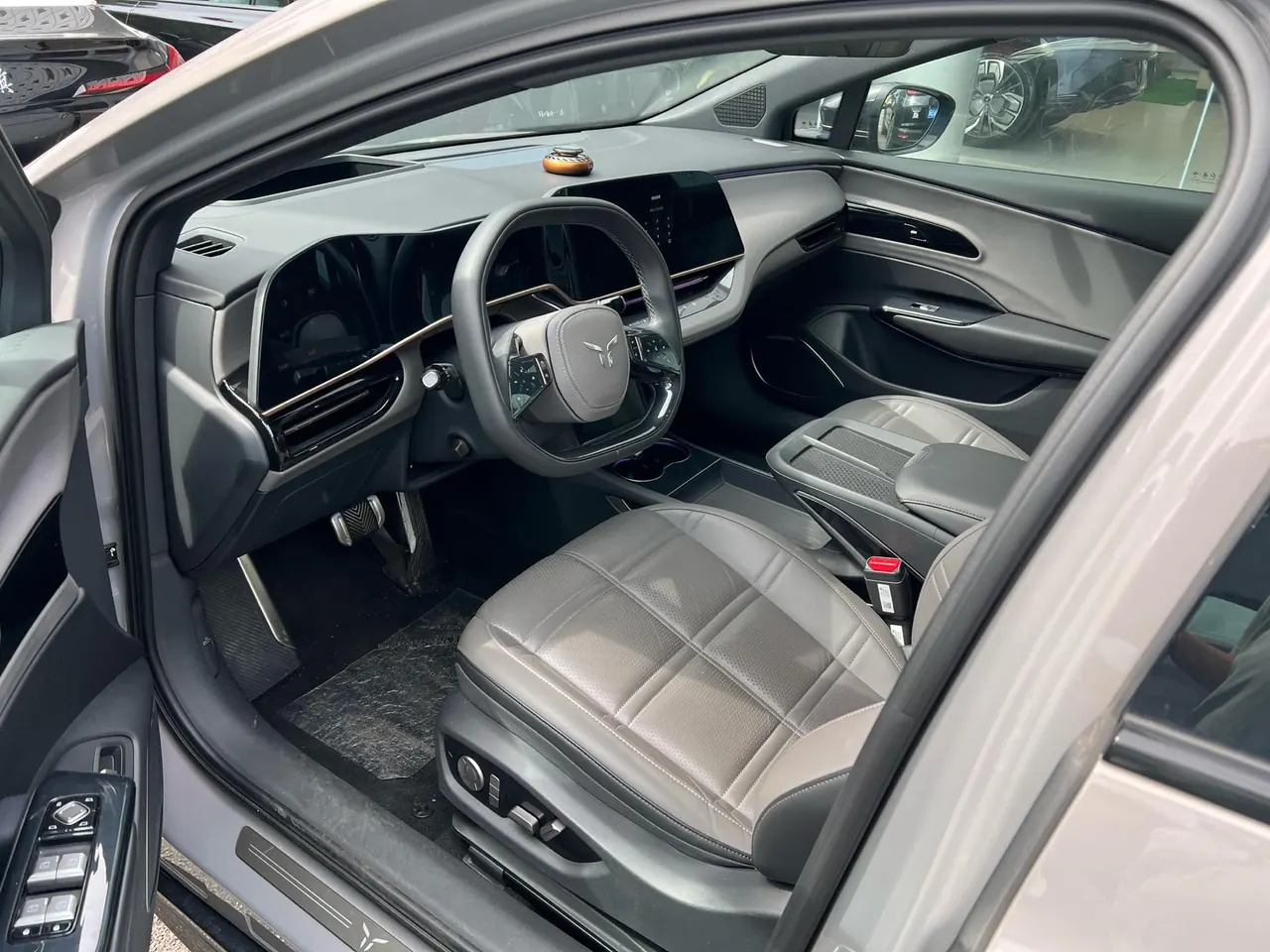 HongQi 2024 EH 7 760 Pro 4-wheel drive automatic gear 2