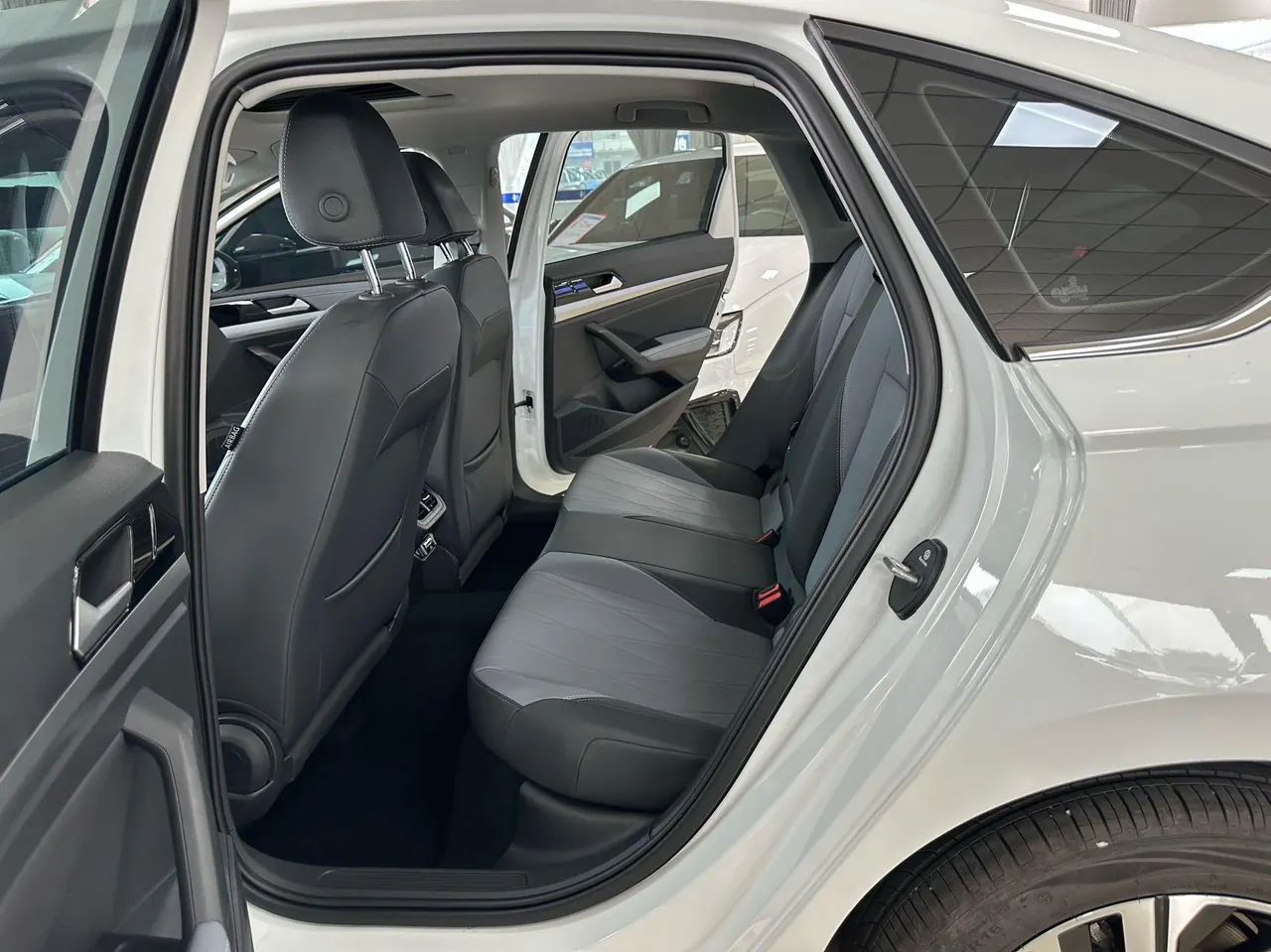 Volkswagen 2024 LaVida 1.5 Star 5 Million Edition Automatic Gear 3
