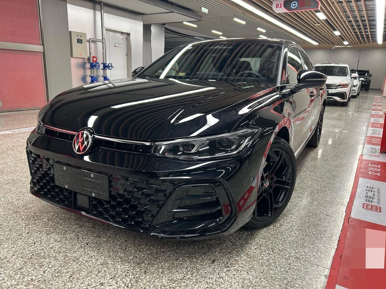 打开图片灯箱:Volkswagen 2025 Passat Pro 2.0TSI 380TSI Star Dragon Edition Automatic Gear