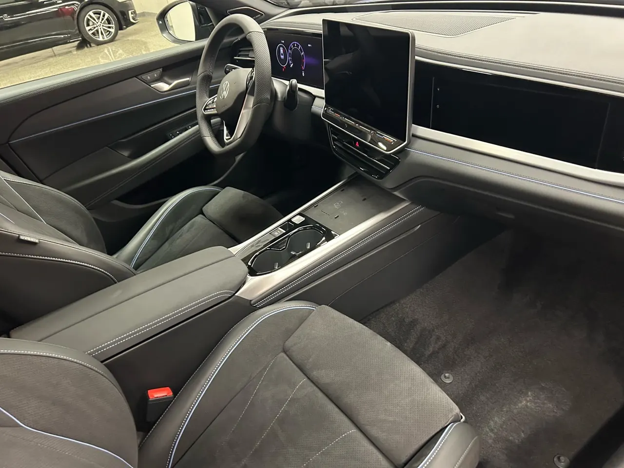 Volkswagen 2025 Passat Pro 2.0TSI 380TSI Star Dragon Edition Automatic Gear 2