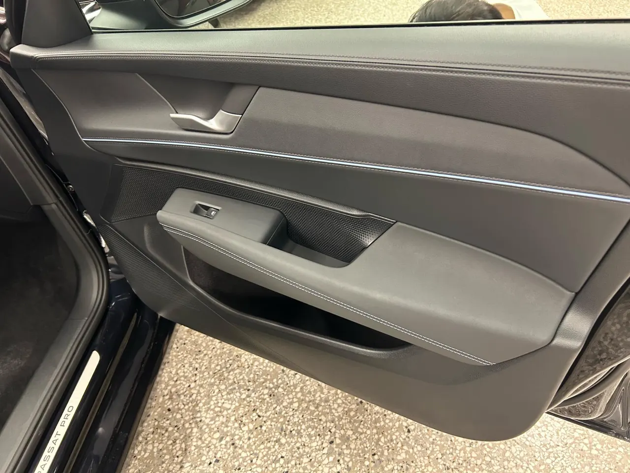 Volkswagen 2025 Passat Pro 2.0TSI 380TSI Star Dragon Edition Automatic Gear 3