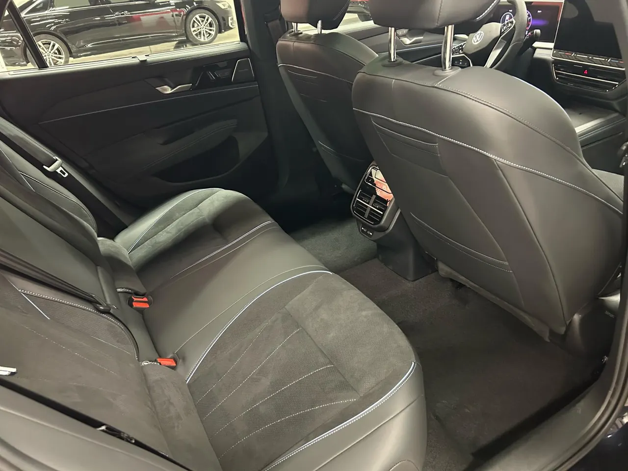 Volkswagen 2025 Passat Pro 2.0TSI 380TSI Star Dragon Edition Automatic Gear 4
