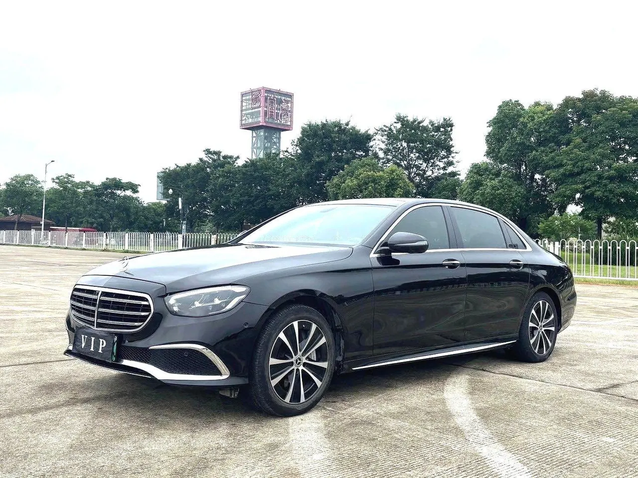 Mercedes Benz Class E New Energy 2022 E 350 e L 2.0T (Change 2) Automatic Gear - View 1