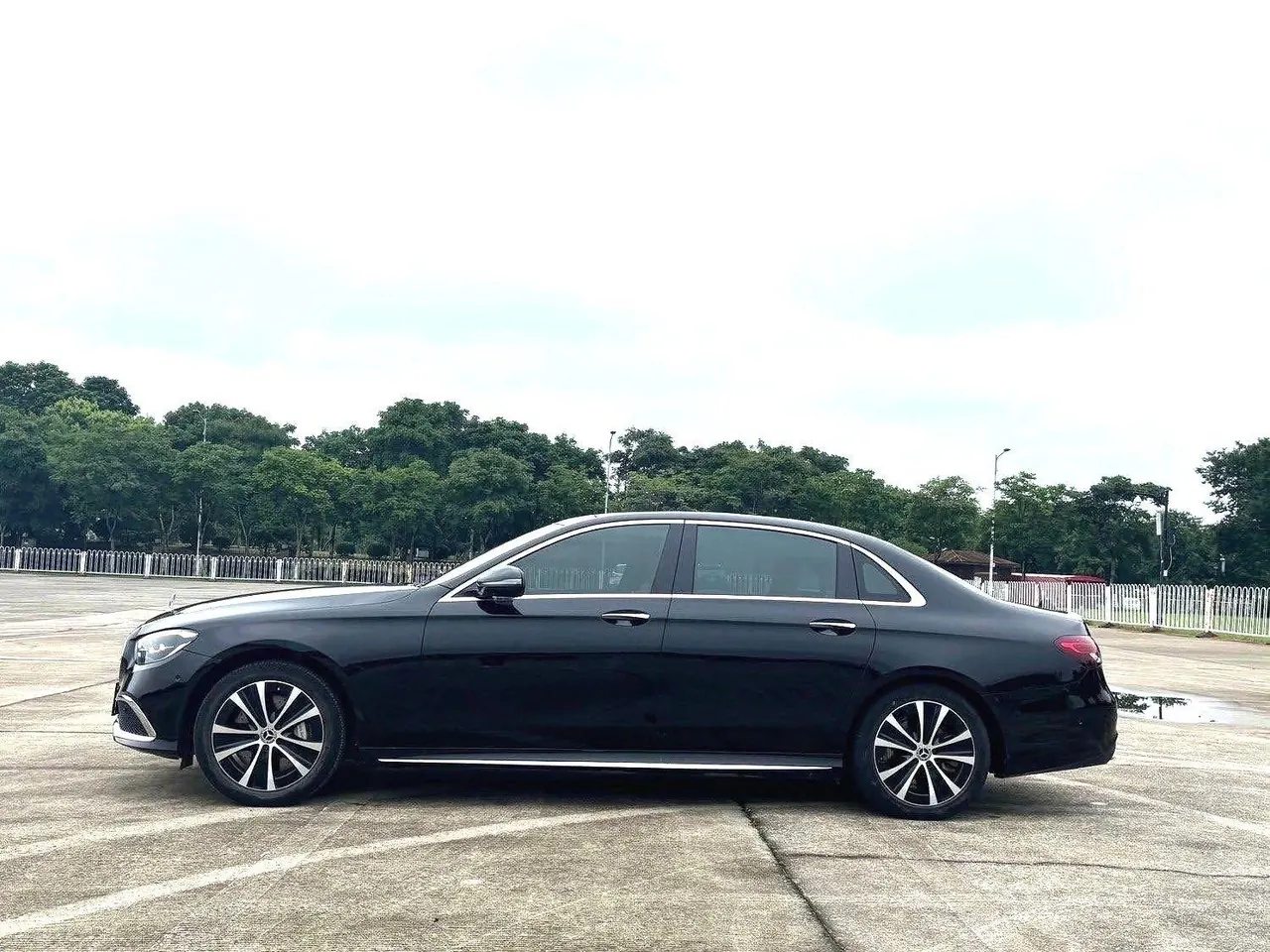 Mercedes Benz Class E New Energy 2022 E 350 e L 2.0T (Change 2) Automatic Gear 6
