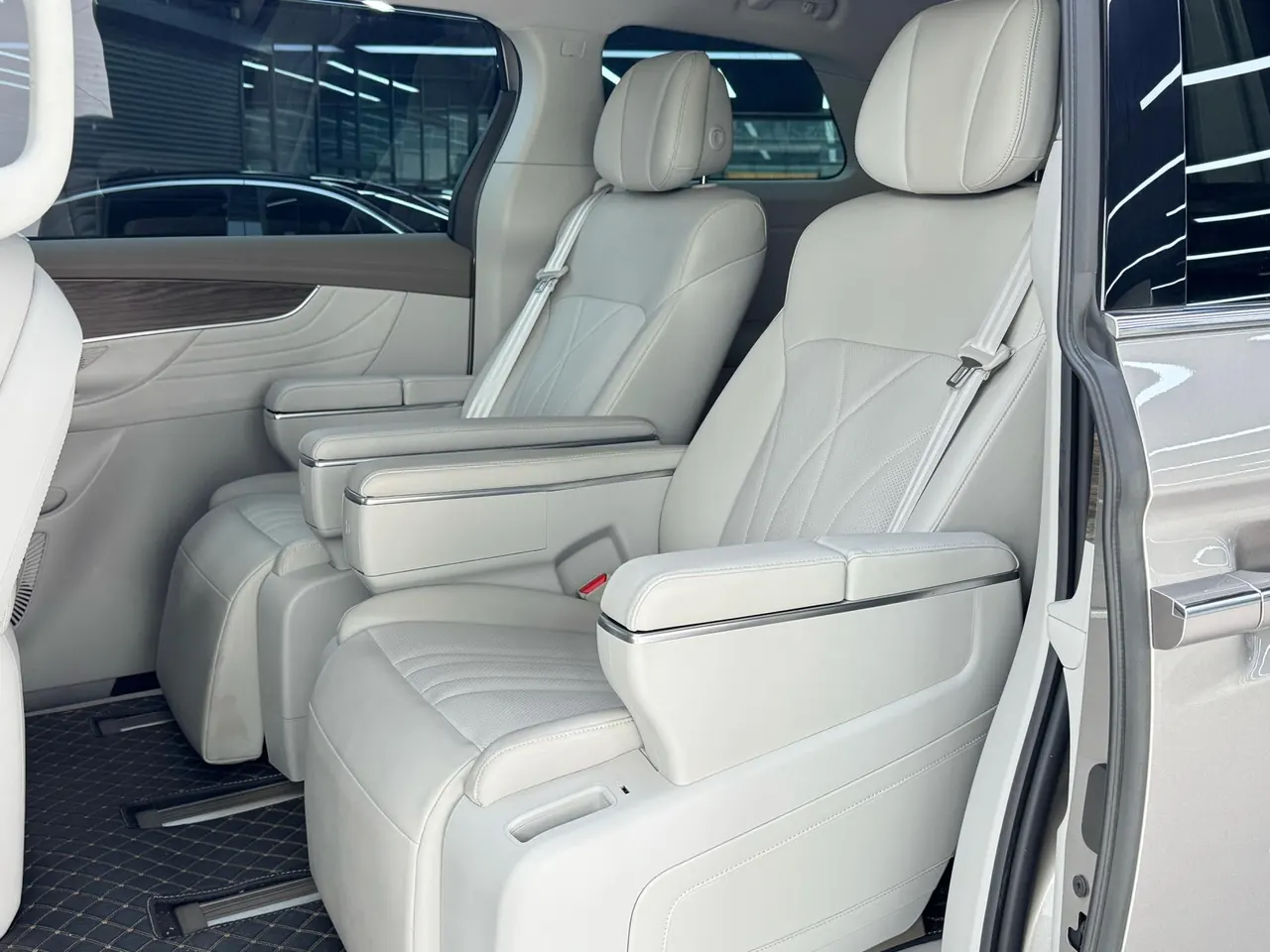 Roewe 2025 iMAX8 DMH 1.5T Lu Zun Luxury Edition Automatic Gear 6