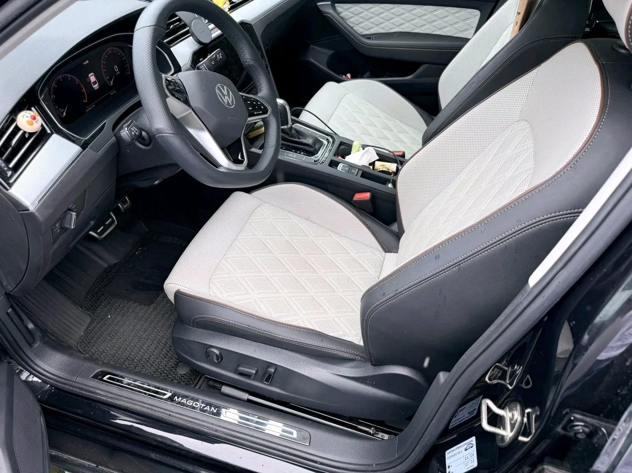 Volkswagen 2023 Magotan 2.0TSI 330TSI 2 million Commemorative Luxury Automatic Gear 3