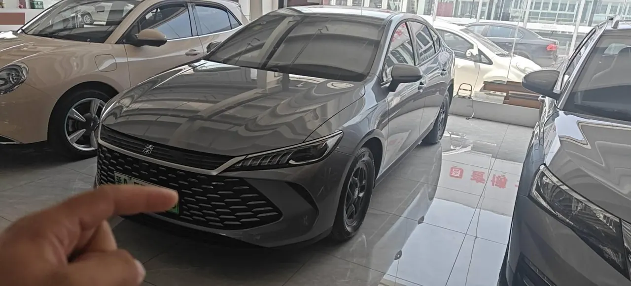 Открыть галерею: BYD 2025 Qin PLUS DM-i 1.5 stepless intelligent driving version 55KM leading automatic gear