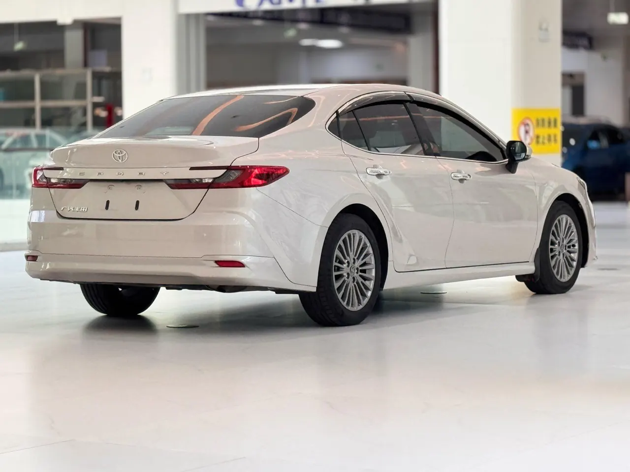 Toyota 2024 Camry 2.0GVP Stepless Deluxe Edition Automatic Transmission 9