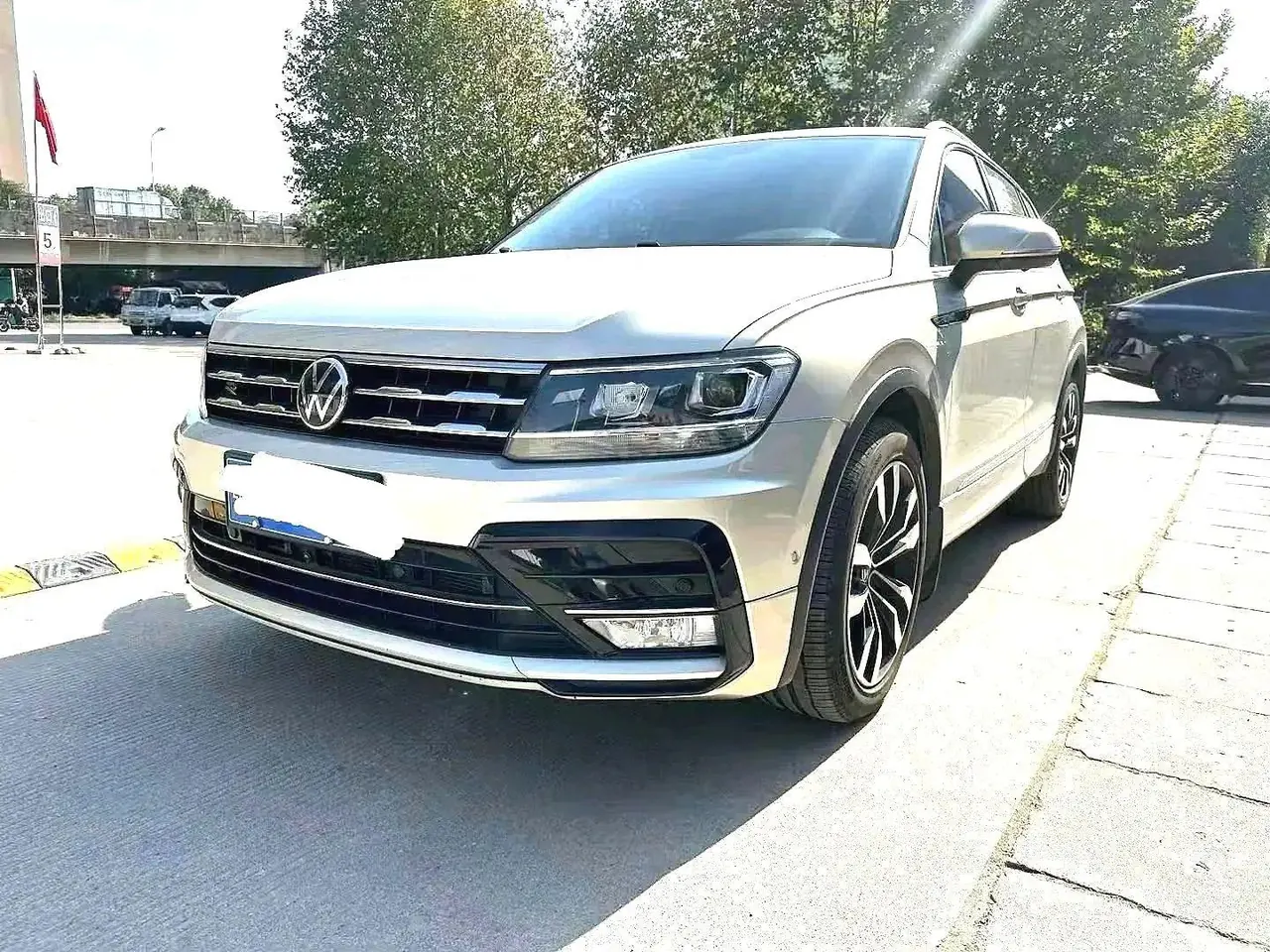 Volkswagen 2021 Tiguan L R-Line 2.0TSI 330TSI Two-Drive Overdrive Automatic Gear - View 1