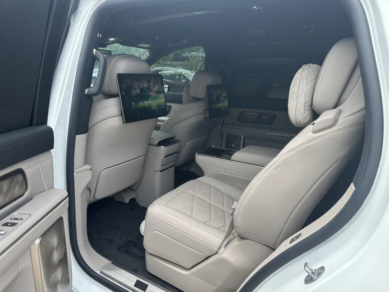 NIO 2026 ES 9 102kWh Executive Island Deluxe Automatic Gear 4