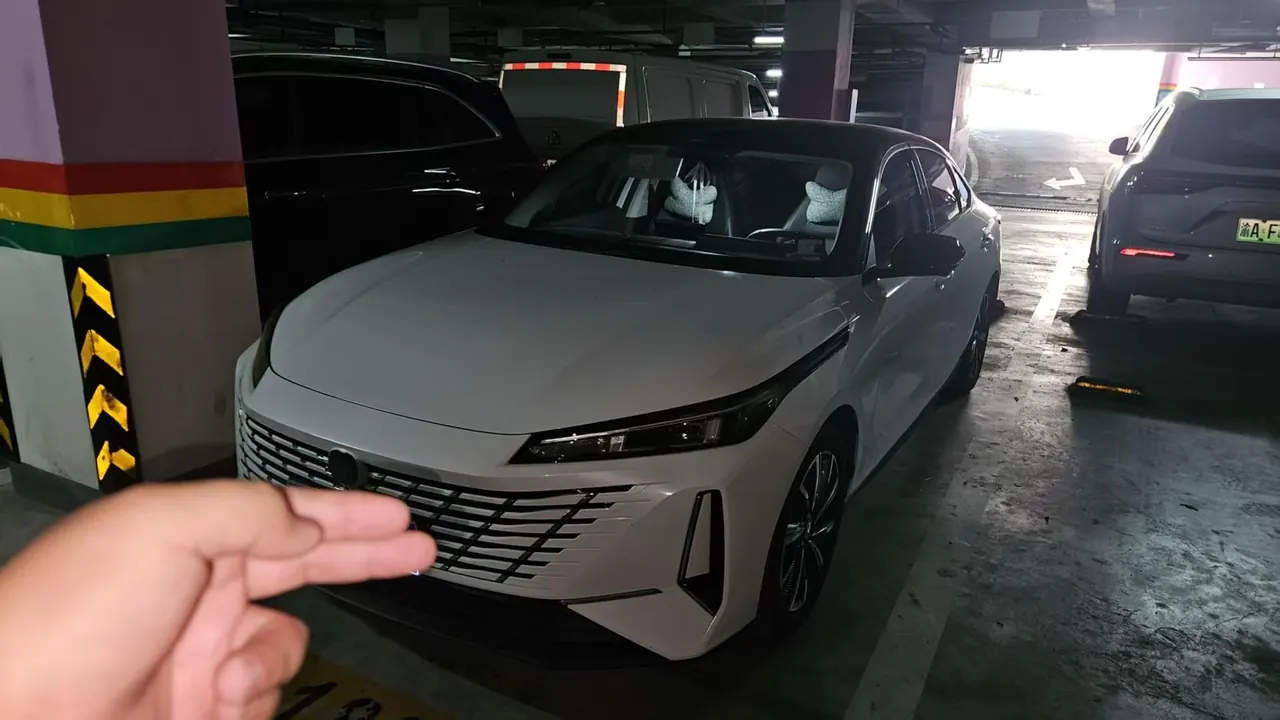 Открыть галерею: ChangAn 2025 Yidong 1.5T Blue Whale 500Bar Honorable Automatic Gear