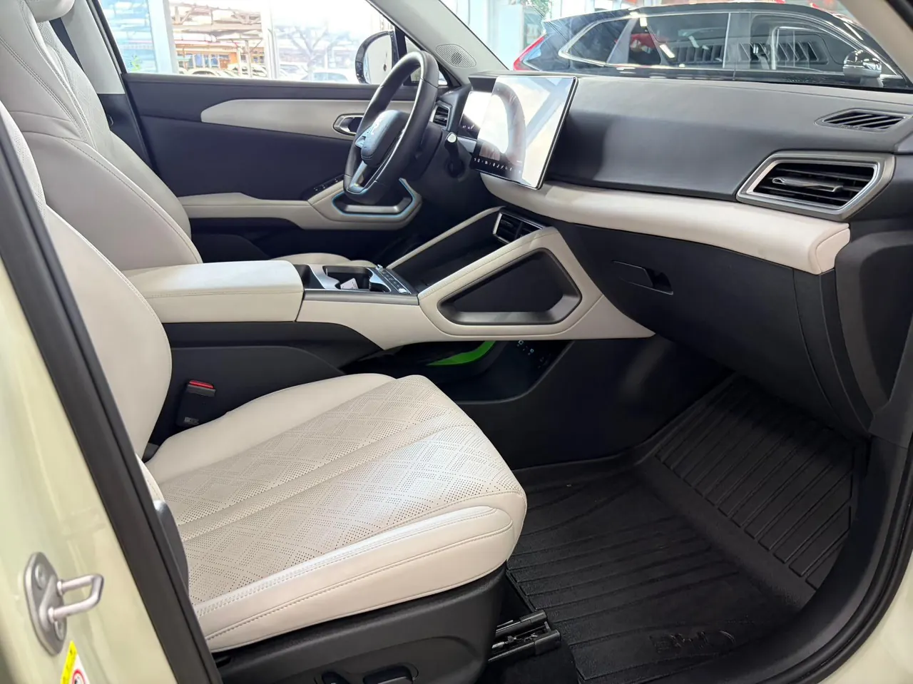 BYD 2025 Yuan UP Smart Driving 401KM Exceed Automatic Gear 12