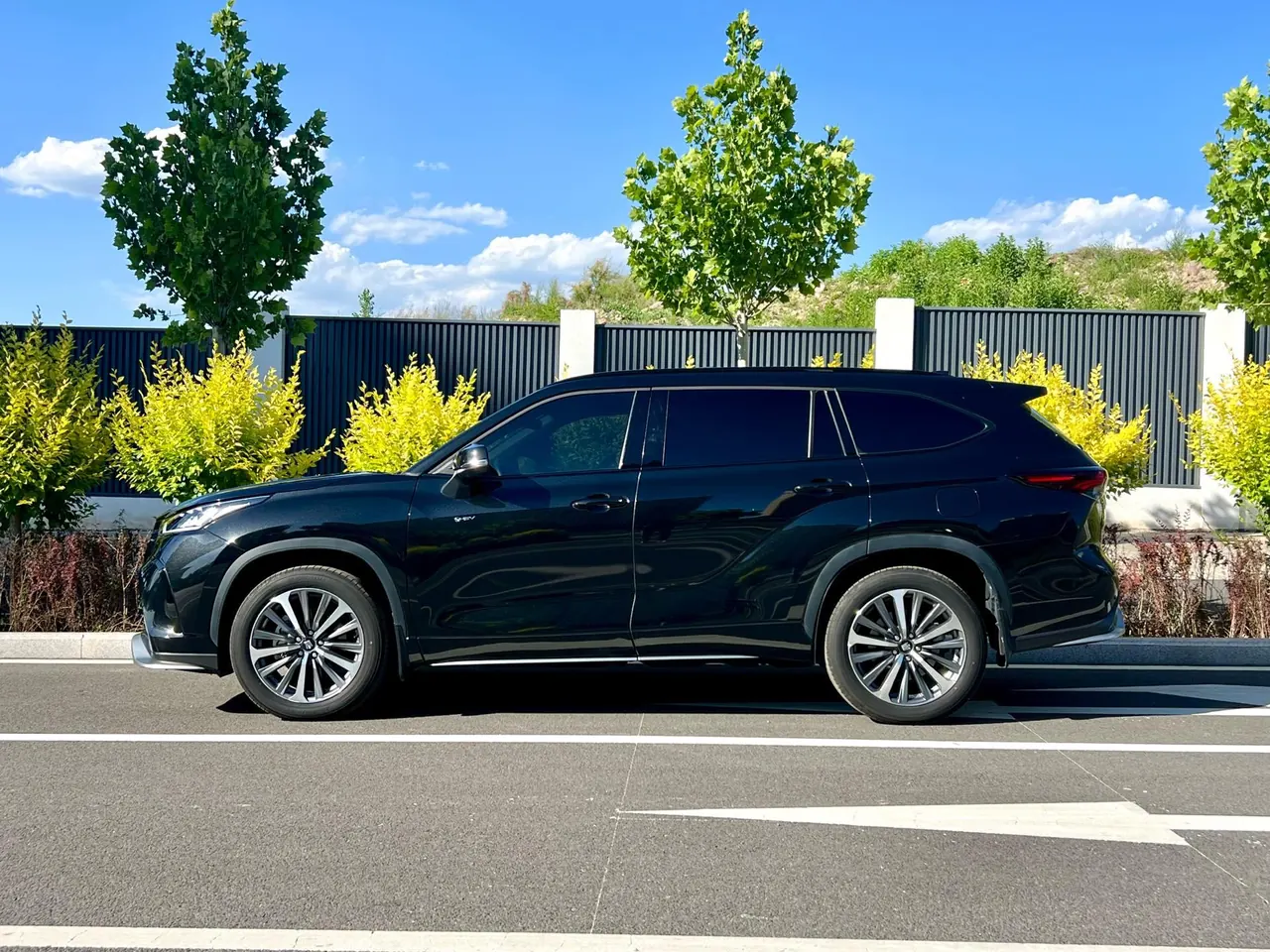 Toyota 2024 Crown Land Release HEV 2.5 Stepless Four-wheel Drive Premium Edition Automatic Gear 4