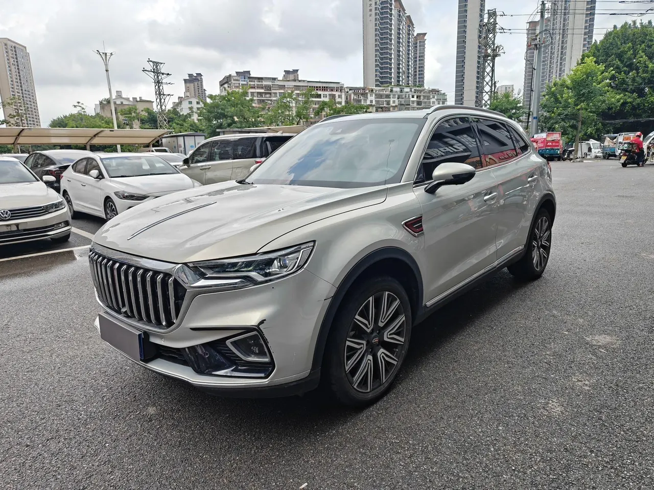 打开图片灯箱:HongQi 2022 HS5 2.0T 4-wheel drive smart flag-sharing version automatic gear