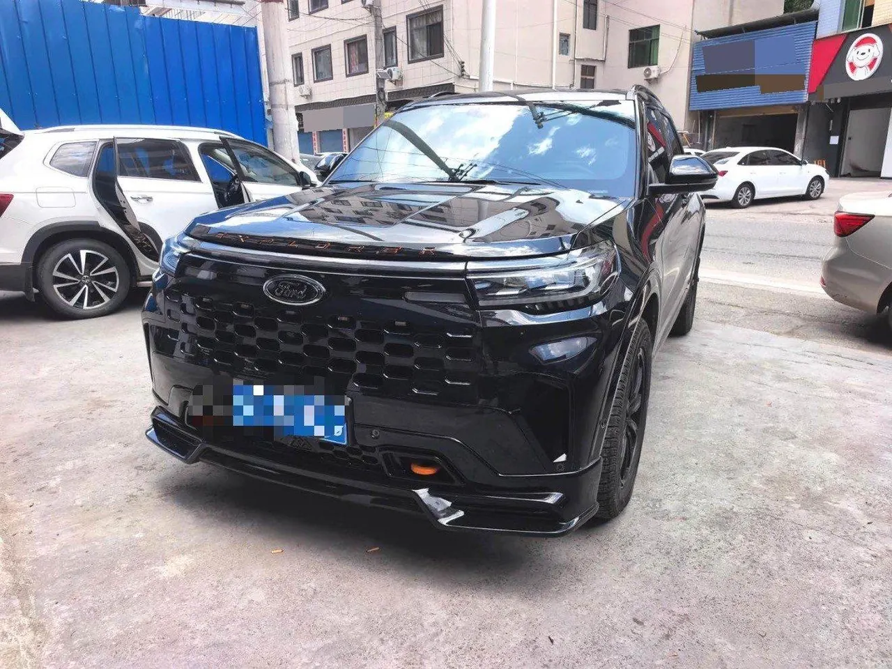 Открыть галерею: Ford 2023 Explorer 2.3T EcoBoost 285 Kunlun Peak Edition 7-seat Automatic