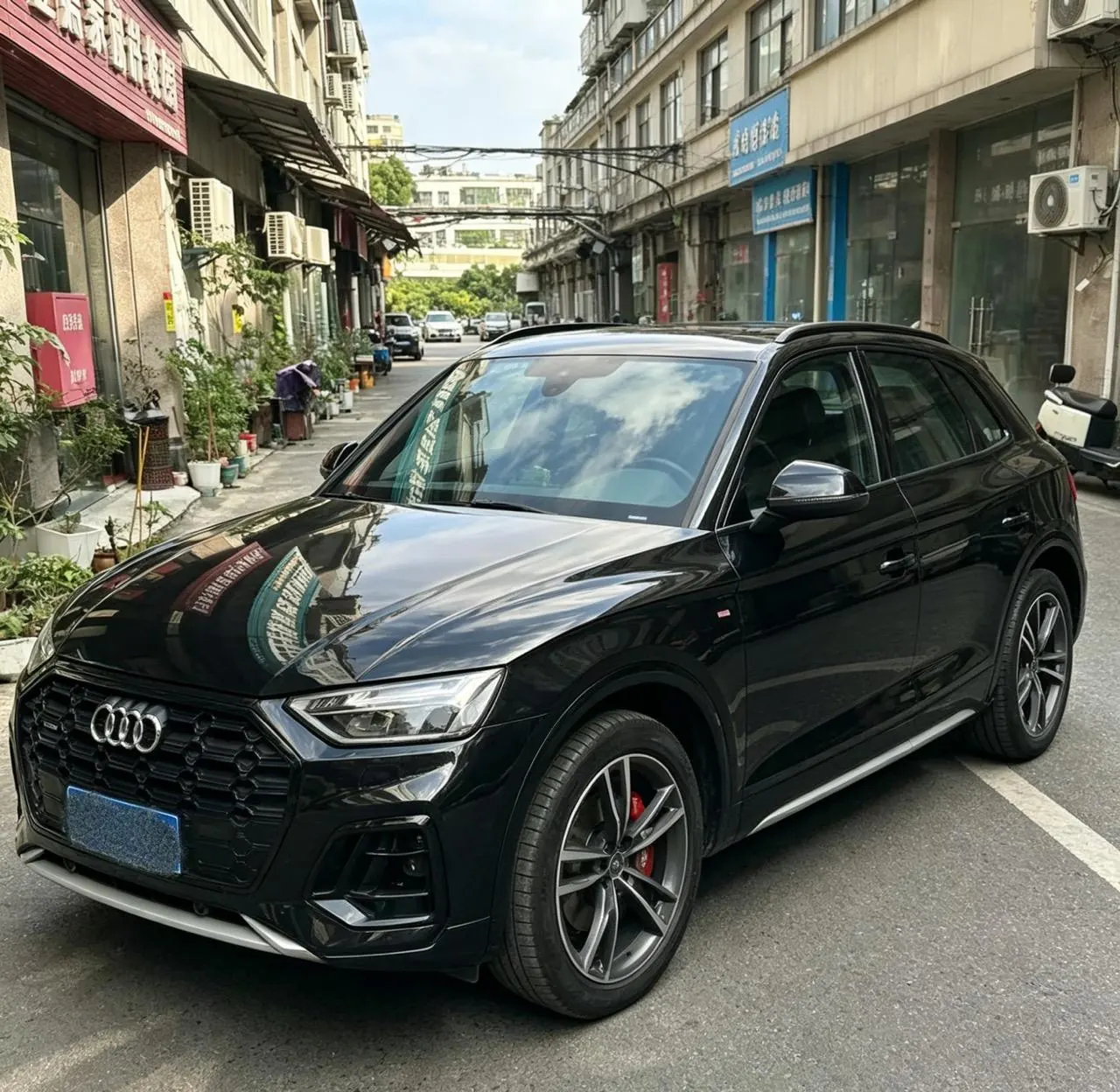 Открыть галерею: Audi 2023 Q5L 2.0TFSI 40TFSI luxury dynamic automatic