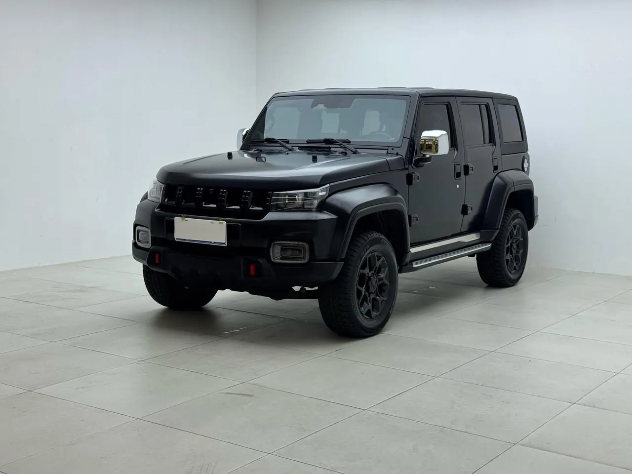 Открыть галерею: Beijing 2023 BJ40 2.0D Four-wheel Drive Blade Hero Edition Chivalrous Automatic Gear