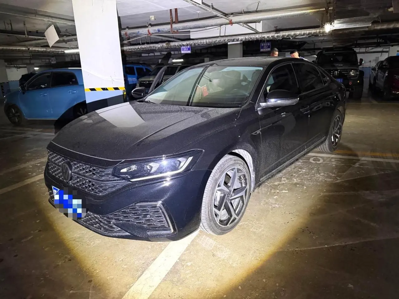 Open image lightbox: Volkswagen 2025 Passat 2.0TSI 380TSI outstanding star dragon version automatic gear