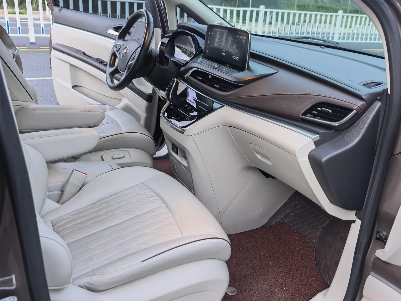 Buick 2021 GL8 Land Business Class 2.0T 652T Premium Automatic Gear 5
