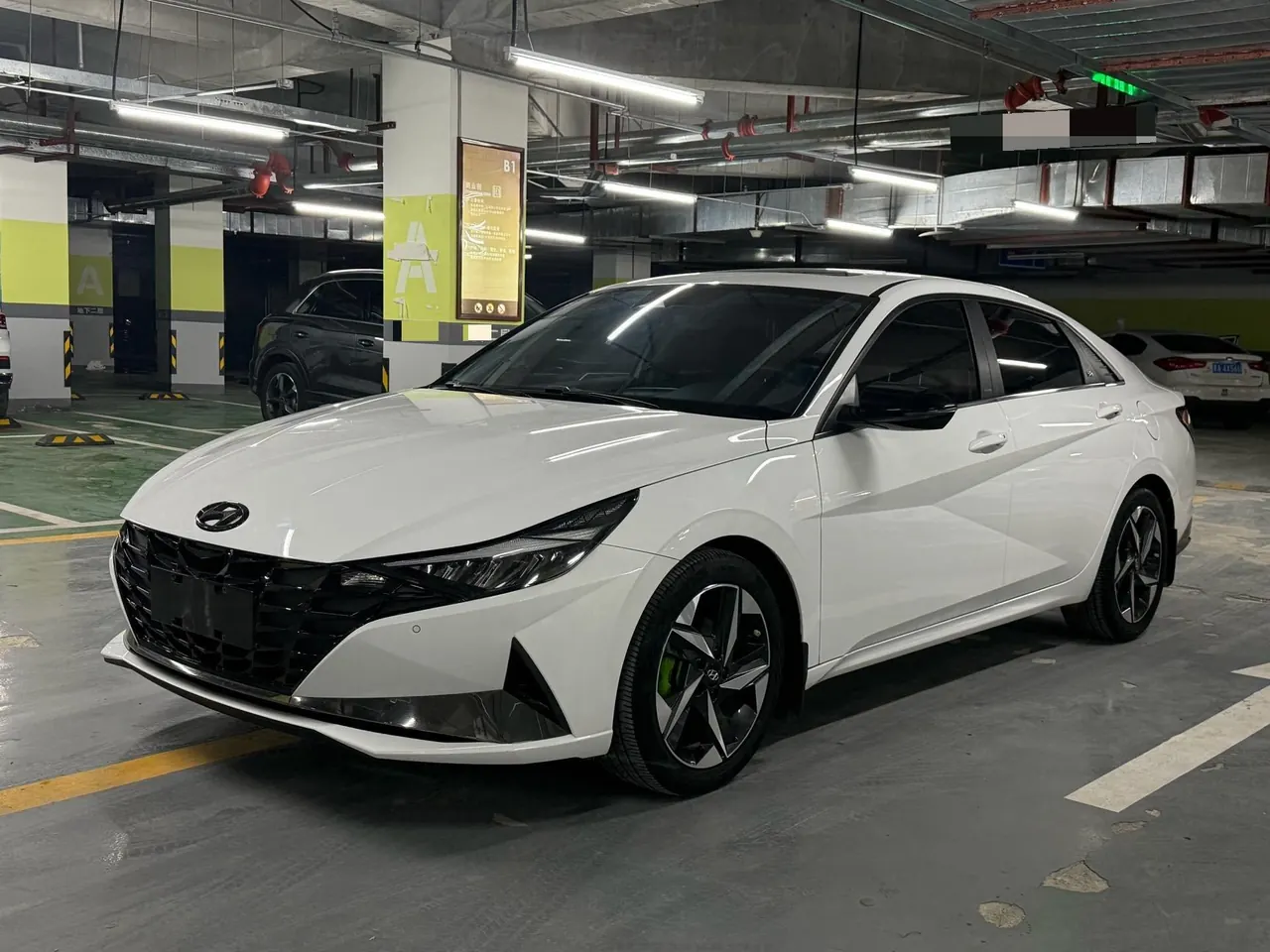 Открыть галерею: Hyundai 2022 Elantra -3-compartment 1.5 stepless LUX premium automatic gear