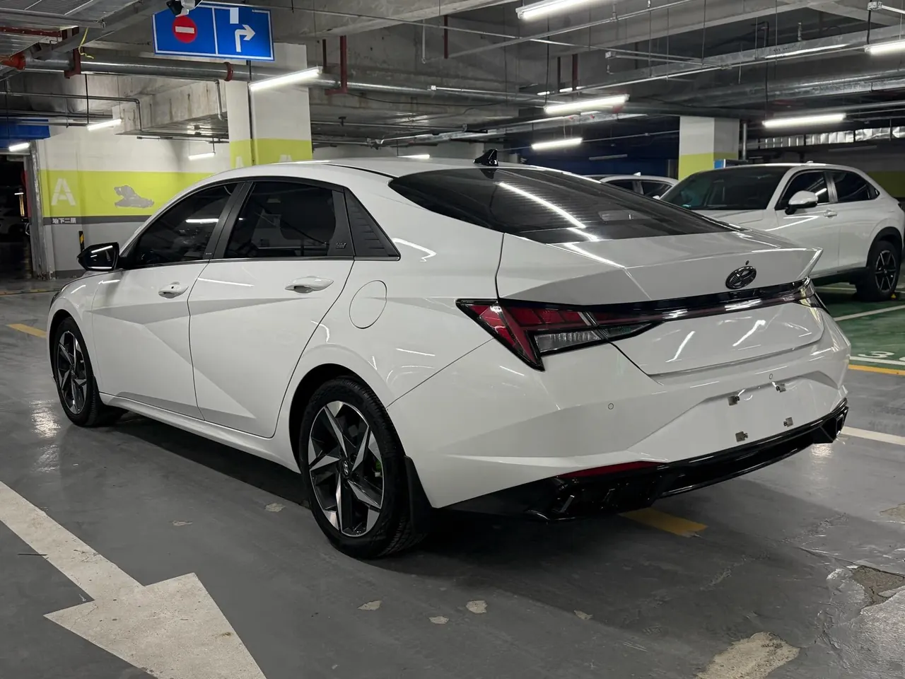 Hyundai 2022 Elantra -3-compartment 1.5 stepless LUX premium automatic gear 6