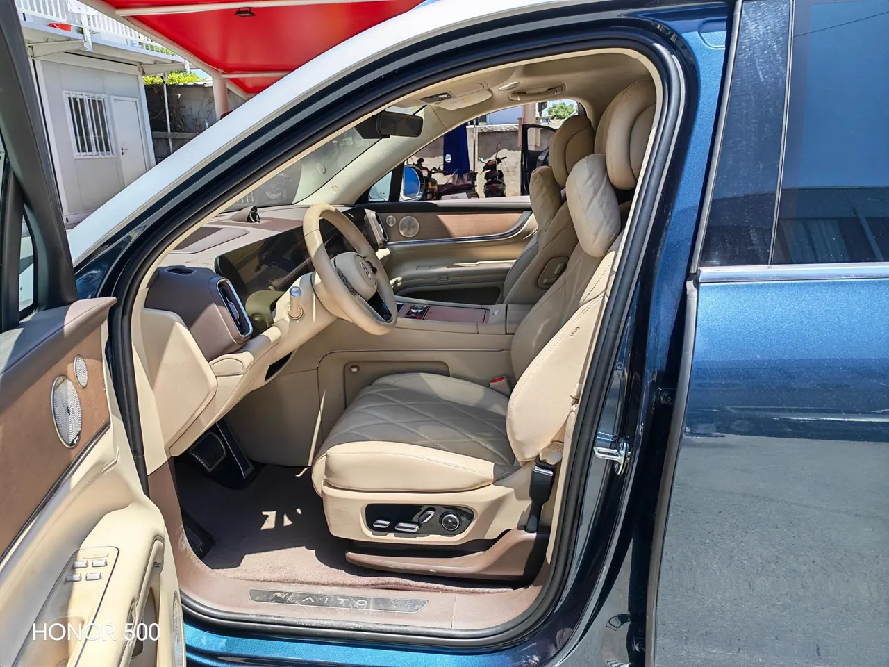 AITO 2025 AITO M9 extended range Ultra version 52kWh6 seat version automatic gear 8