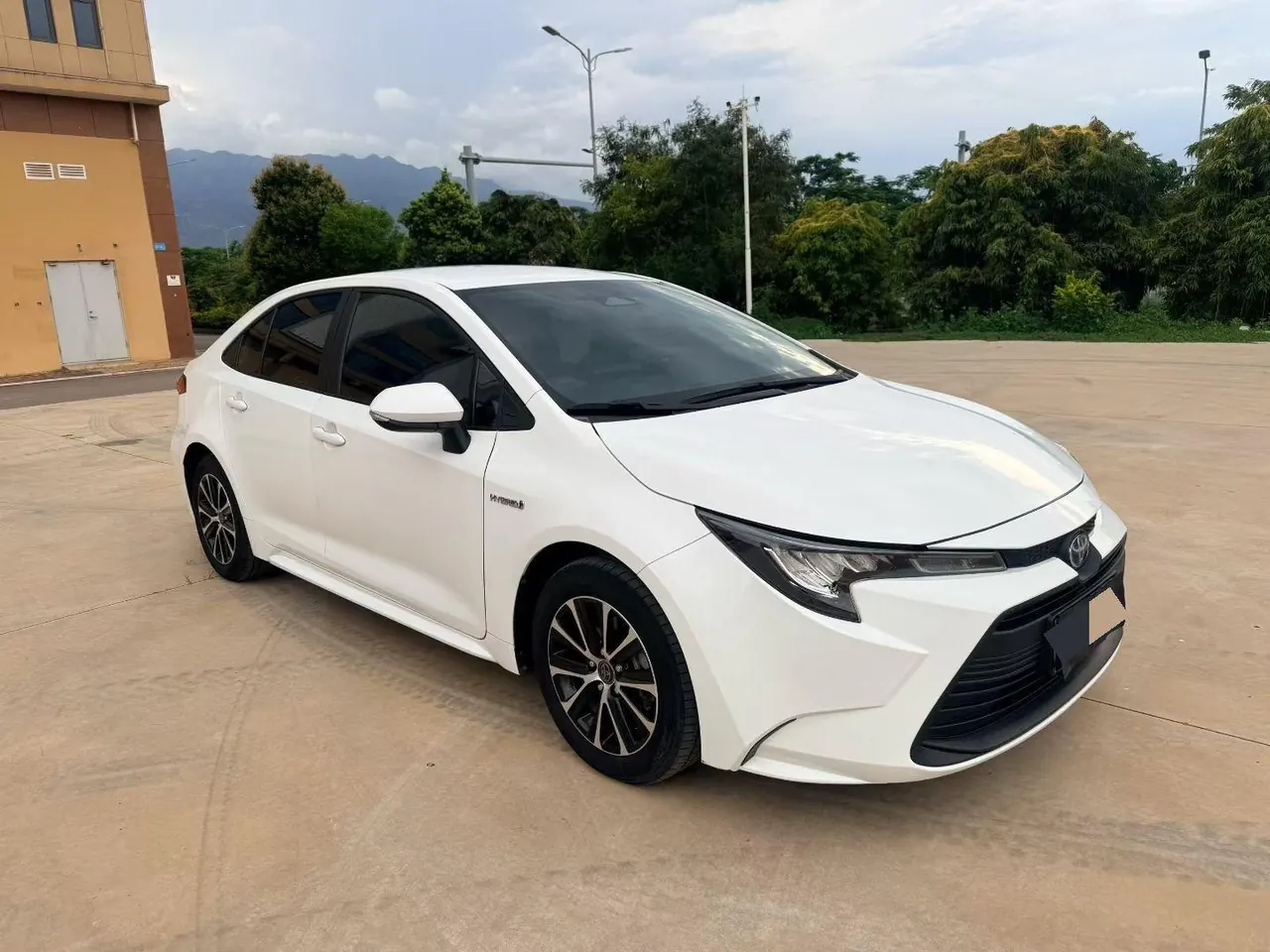 Toyota 2023 Lei Ling Shuangqing 1.8 Stepless Intelligent Electric Hybrid Leading Edition Automatic Gear 3
