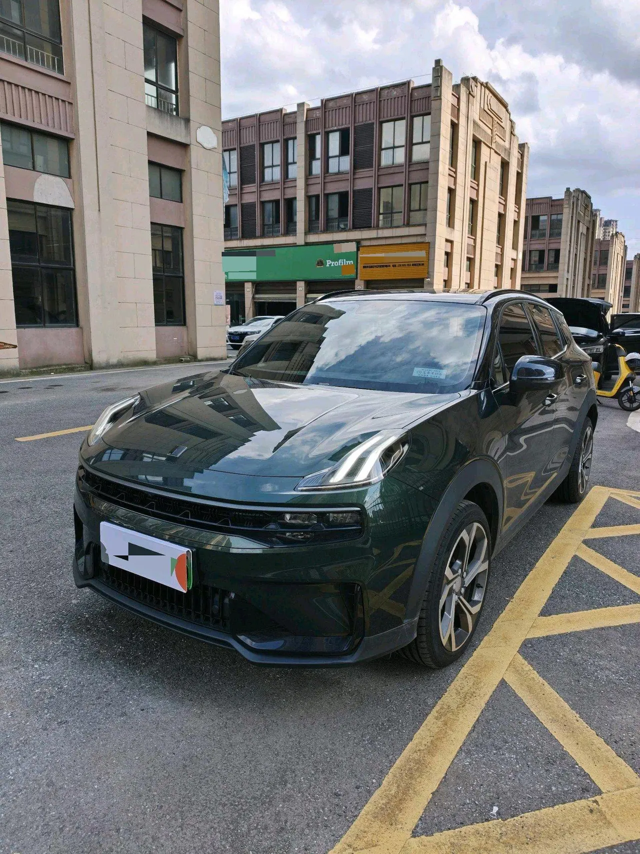 Открыть галерею: LYNK&CO 06 New Energy 2023 LYNK&CO 06 PHEV 1.5T Remix Hero Automatic Gear