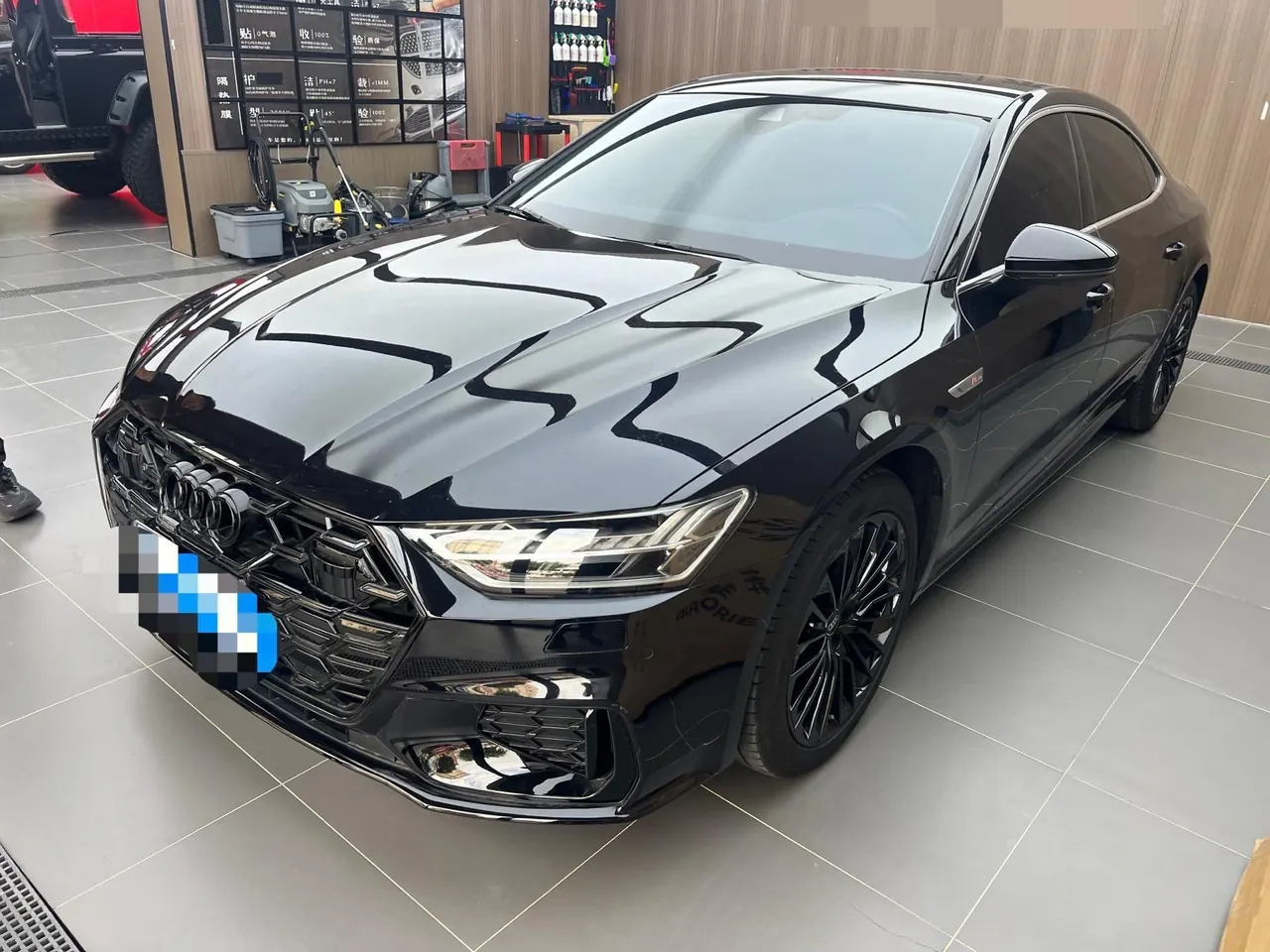 Открыть галерею: Audi 2024 A7L 2.0TFSI 45TFSI Luxury Automatic