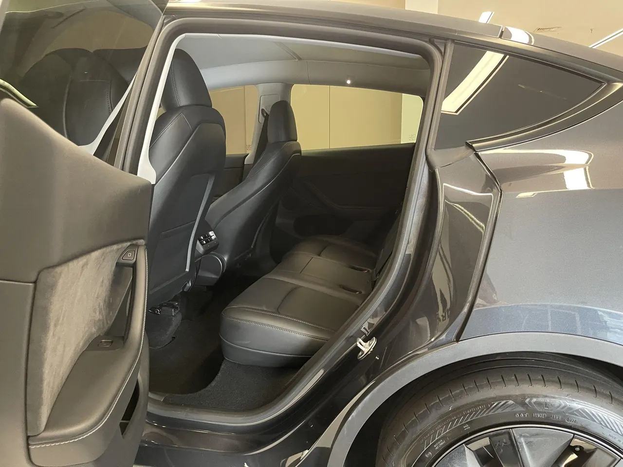 Tesla 2024 Model Y rear-wheel drive version automatic transmission 3
