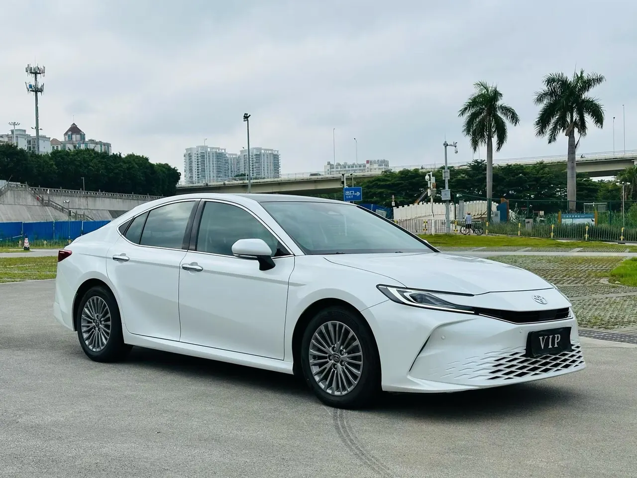 Toyota 2024 Camry 2.0G Stepless Premium Edition Automatic Gear 2
