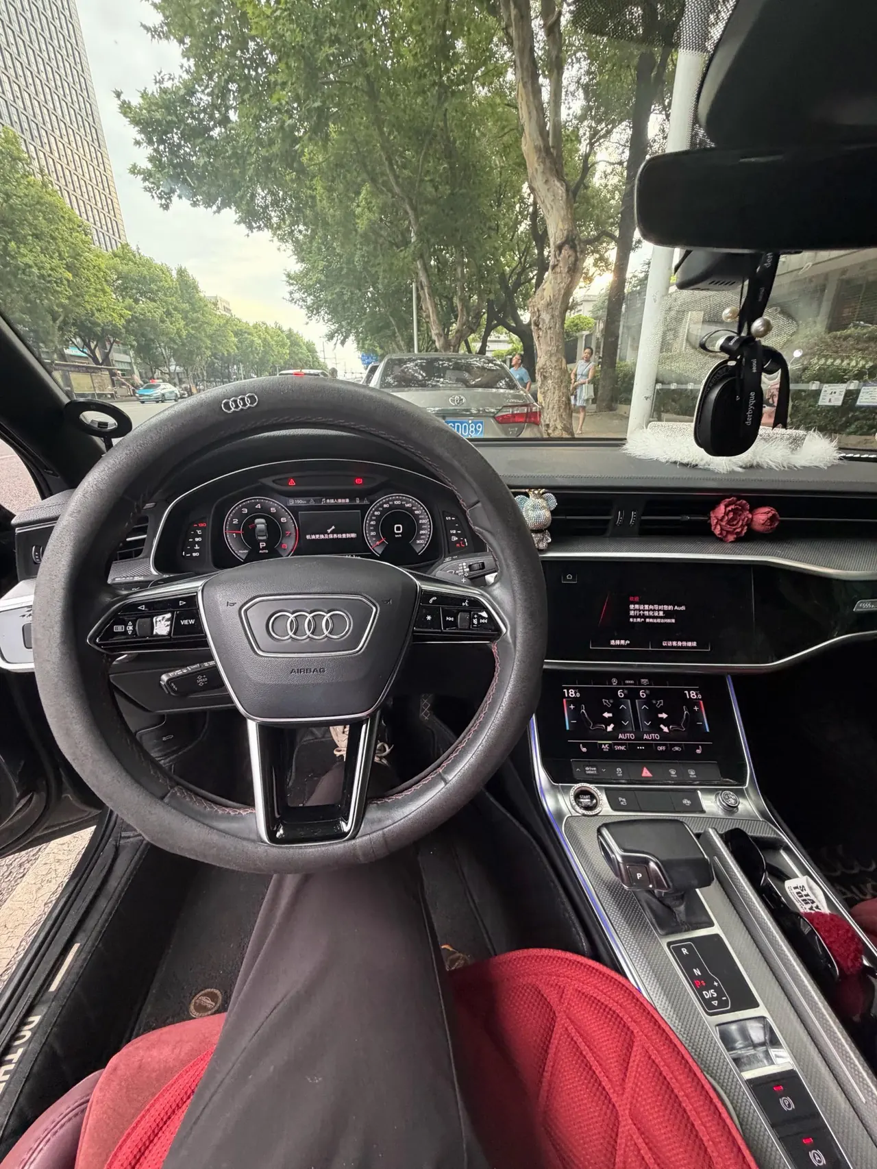 Audi 2021 A6L 2.0TFSI 45TFSI into the life version of automatic gear 3