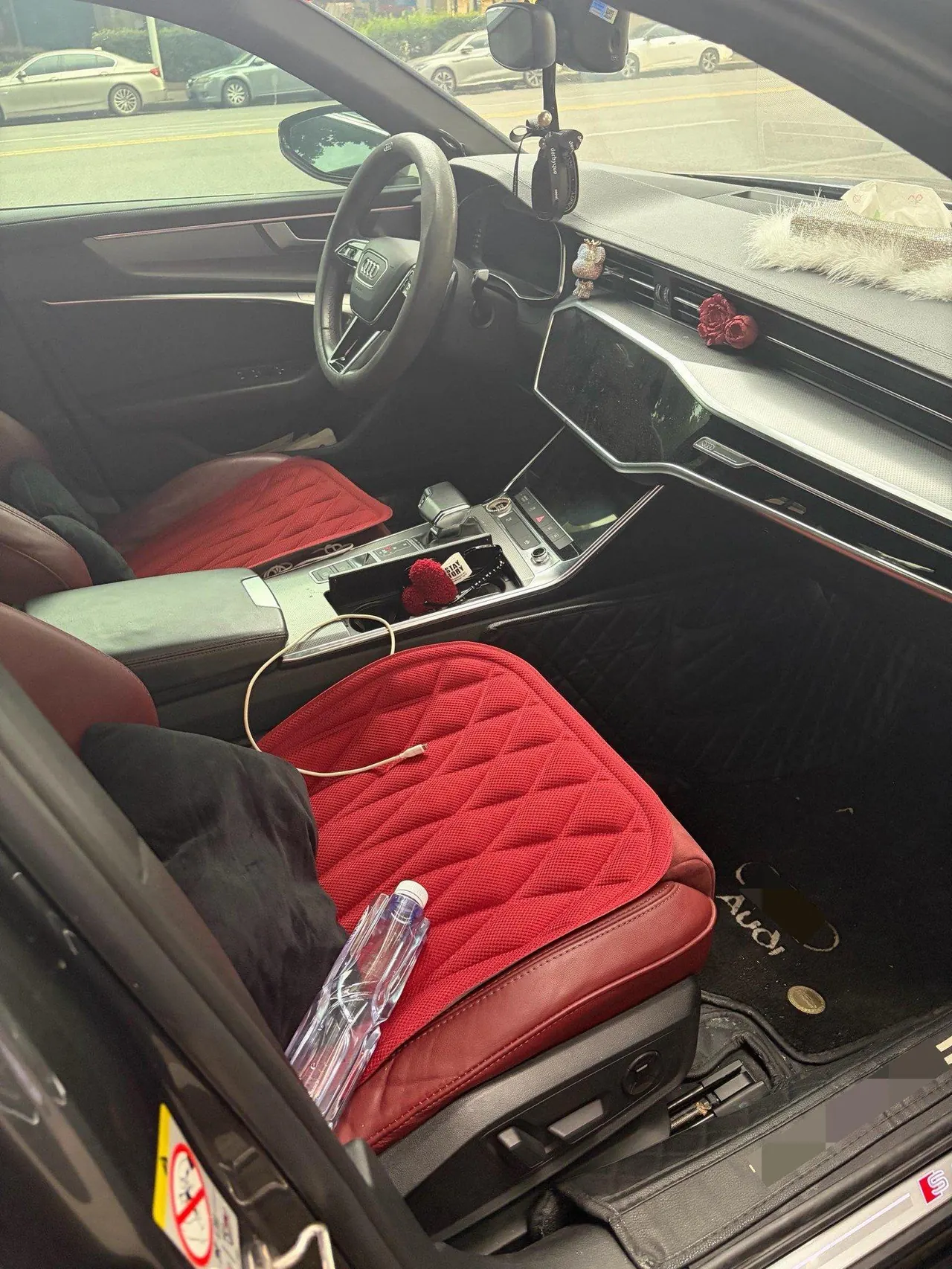 Audi 2021 A6L 2.0TFSI 45TFSI into the life version of automatic gear 4
