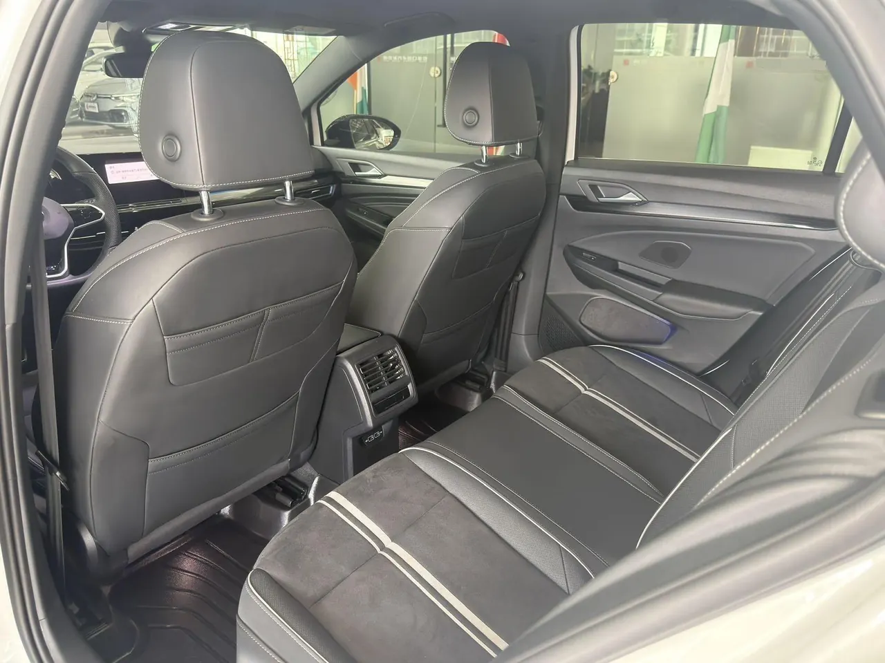 Volkswagen 2021 Golf 8 R-Line 1.4TSI 280TSI Automatic 5