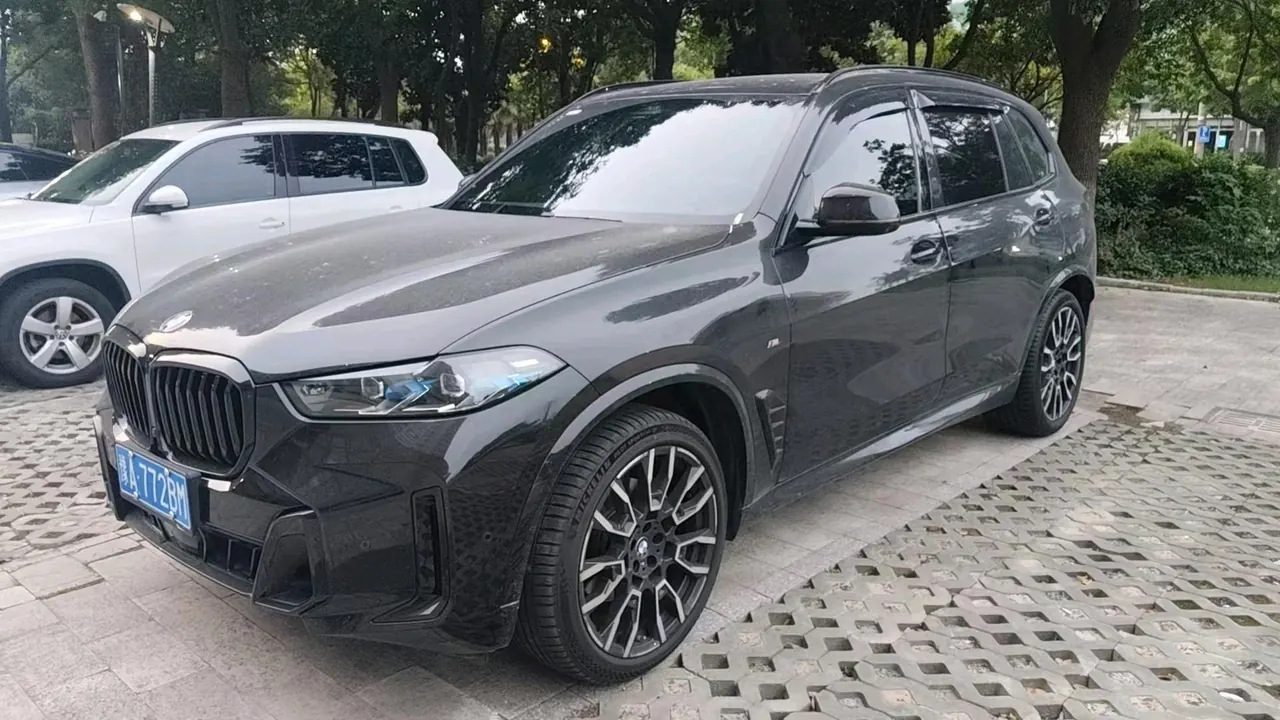 BMW 2023 X5 xDrive40Li 48V 3.0T M sports obsidian night suit automatic gear - View 1