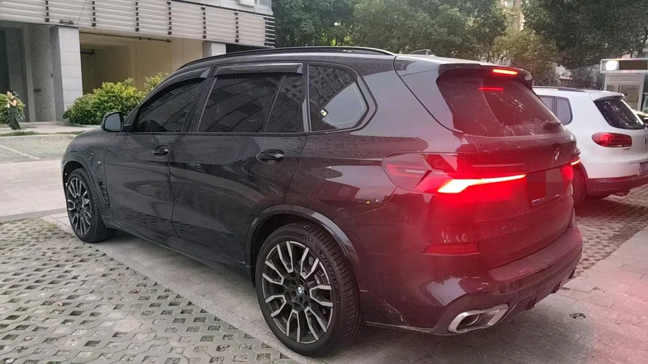 BMW 2023 X5 xDrive40Li 48V 3.0T M sports obsidian night suit automatic gear 3