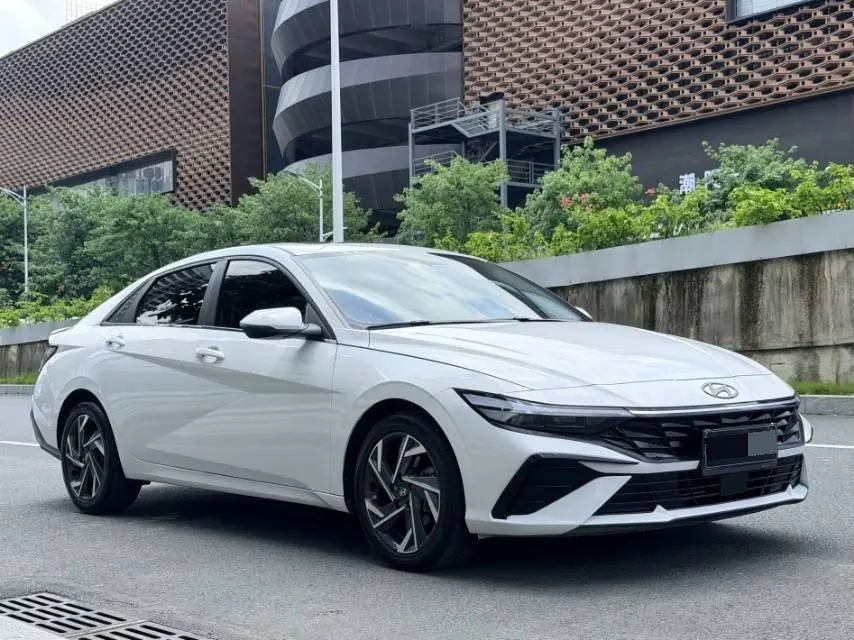 Hyundai 2023 Elantra -3-compartment 1.5 stepless LUX premium automatic gear 6