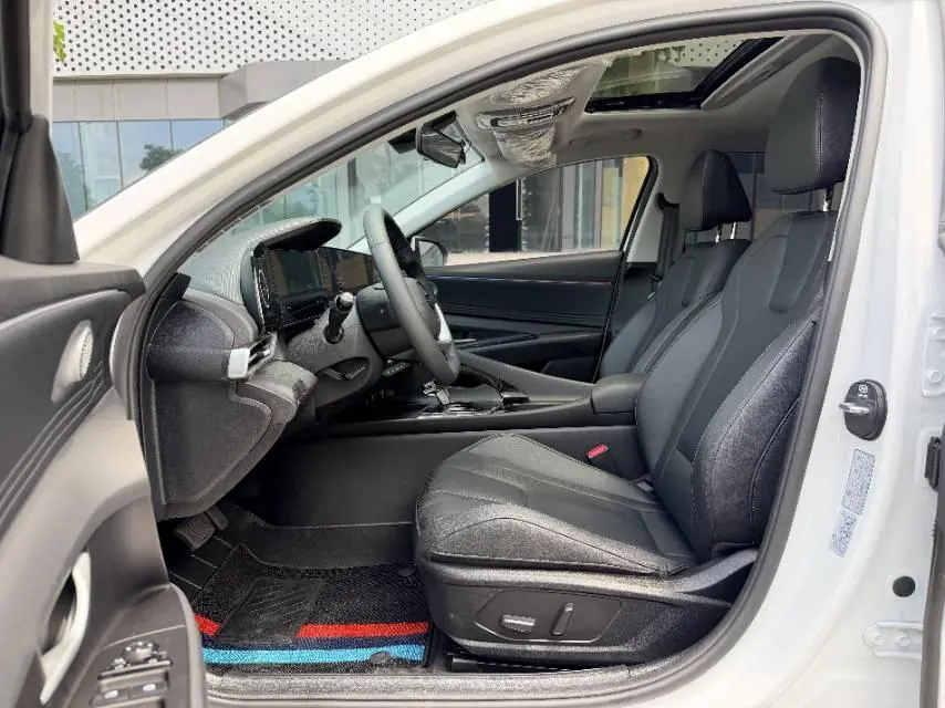 Hyundai 2023 Elantra -3-compartment 1.5 stepless LUX premium automatic gear 8