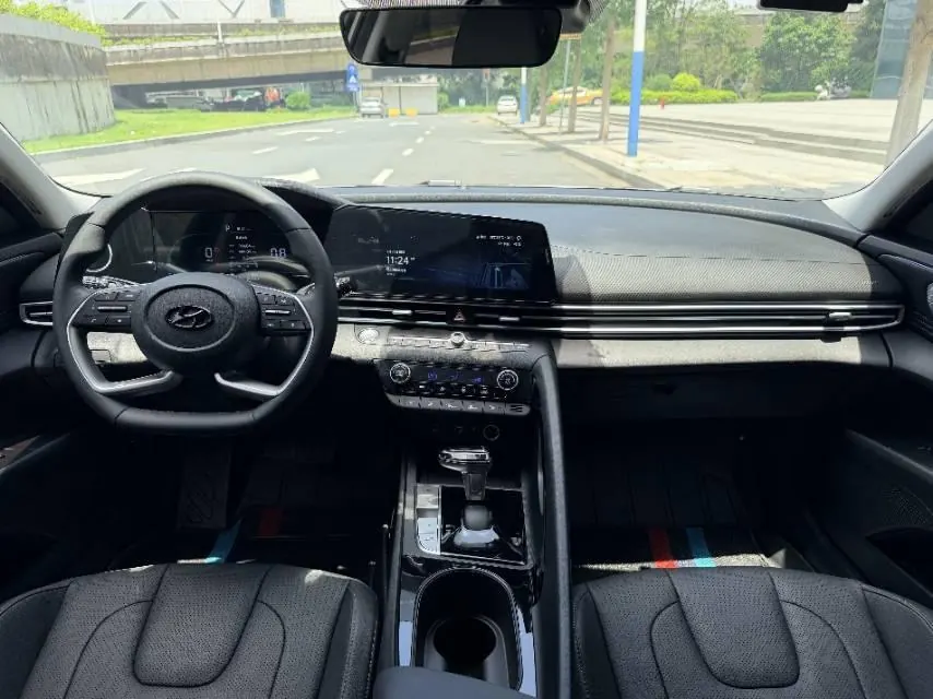 Hyundai 2023 Elantra -3-compartment 1.5 stepless LUX premium automatic gear 9