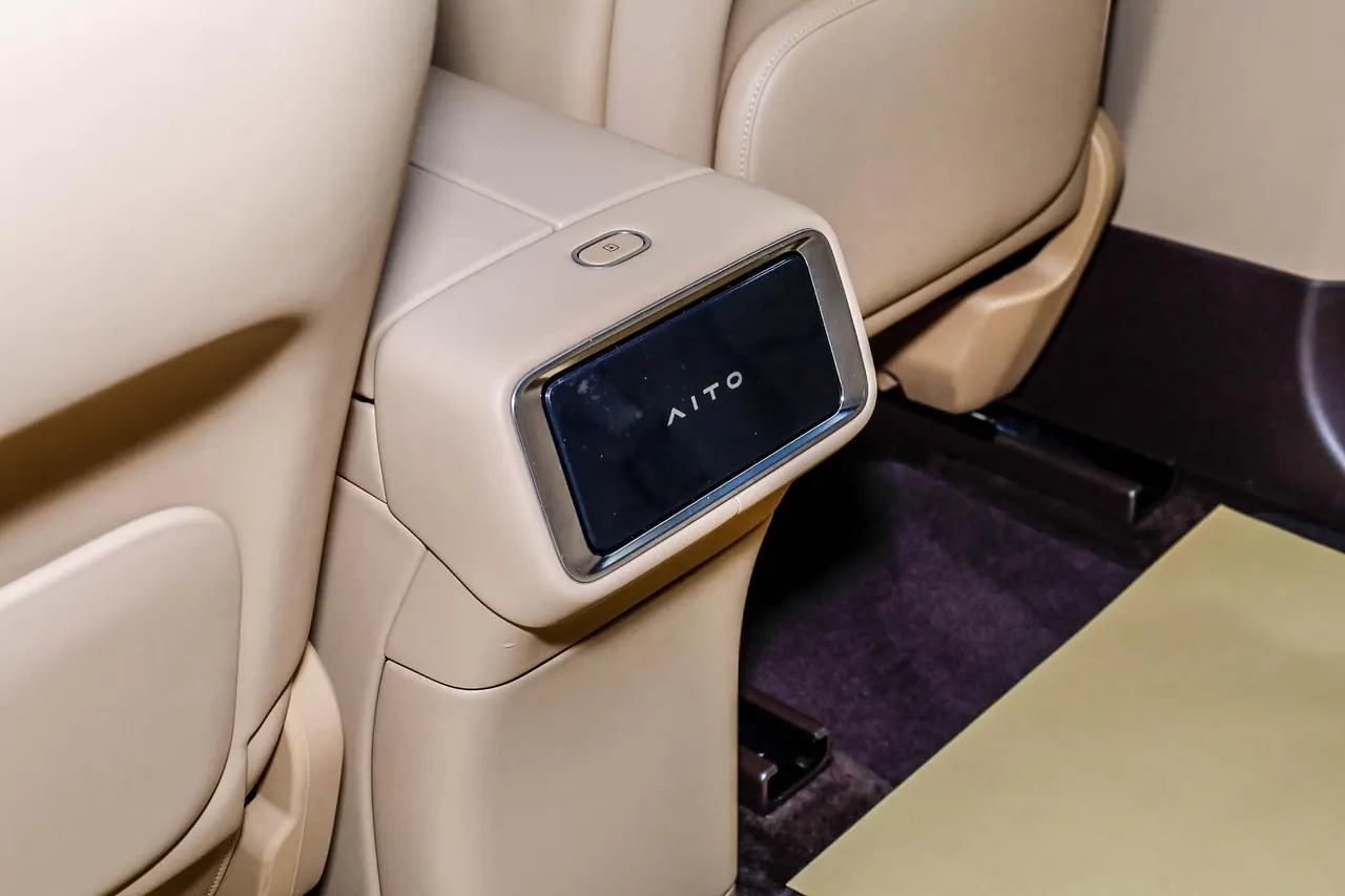 AITO 2025 AITO M9 extended range Ultra version 52kWh5 seat version automatic gear 10