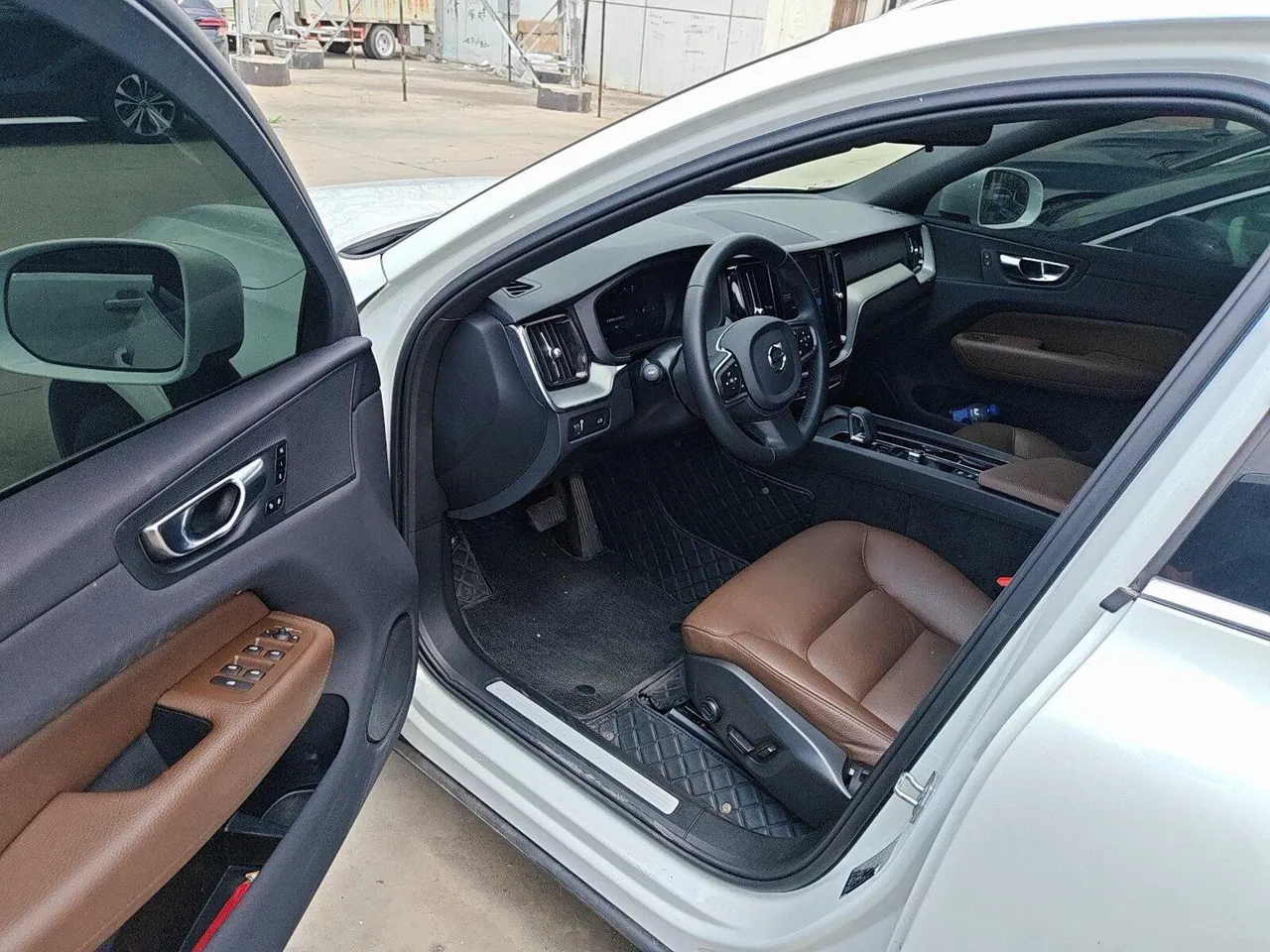 Volvo 2022 XC60 48V 2.0T B5 4-wheel-drive Zhiyi Deluxe Edition Automatic Gear 2