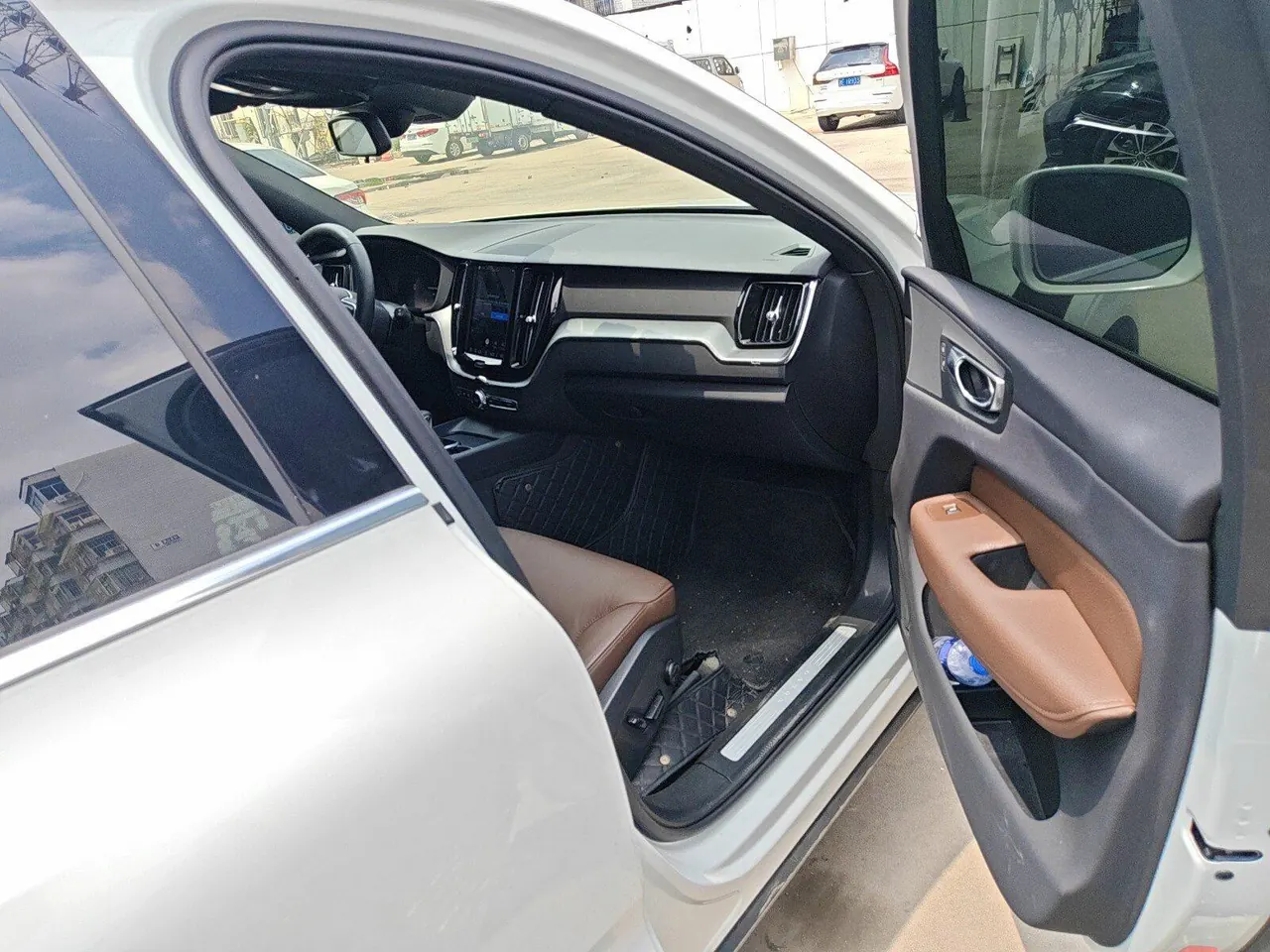 Volvo 2022 XC60 48V 2.0T B5 4-wheel-drive Zhiyi Deluxe Edition Automatic Gear 4