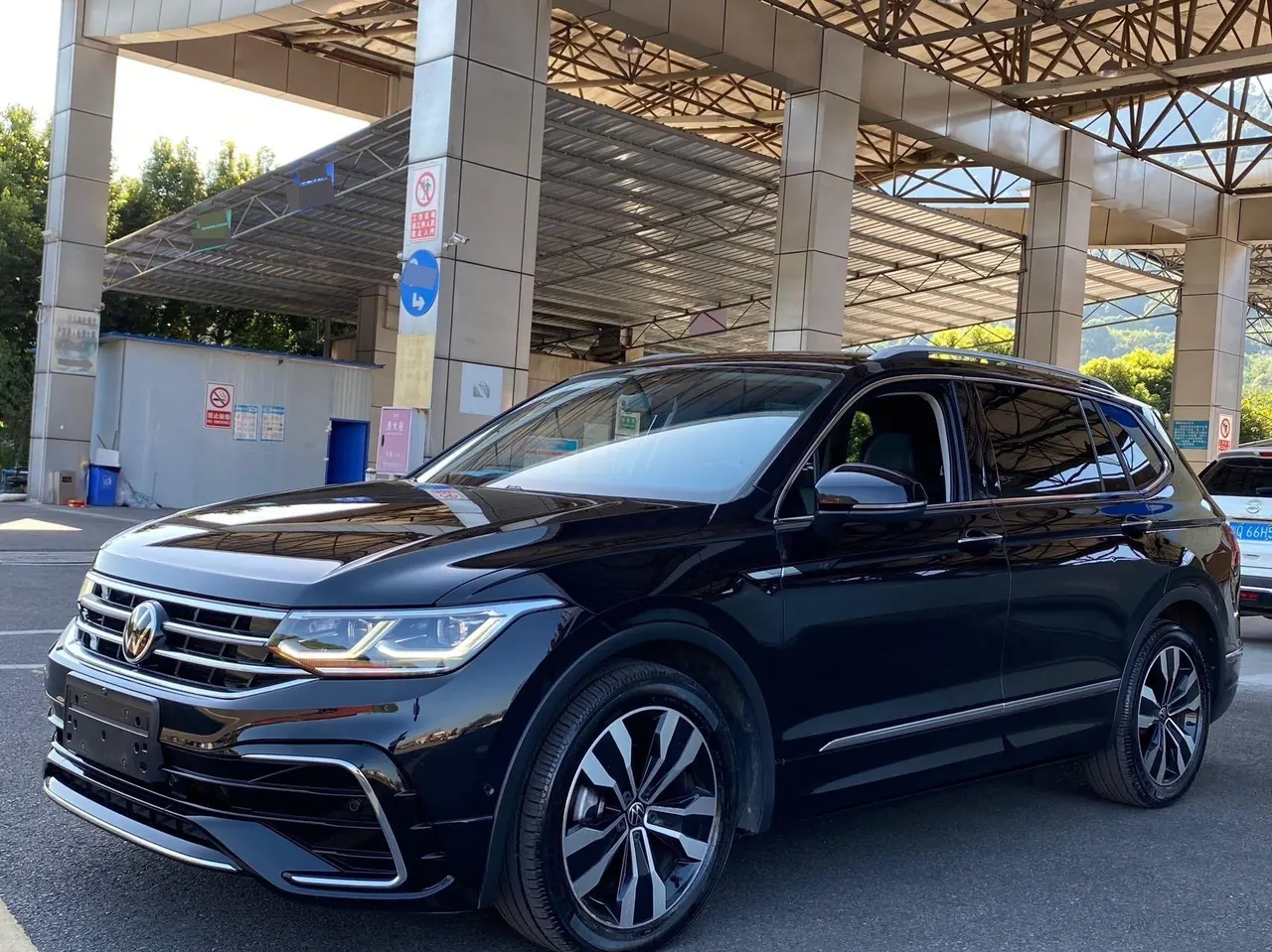 Volkswagen 2022 Tiguan L R-Line 2.0TSI 330TSI Two-Drive R-Line Ultimate Automatic Gear - View 1