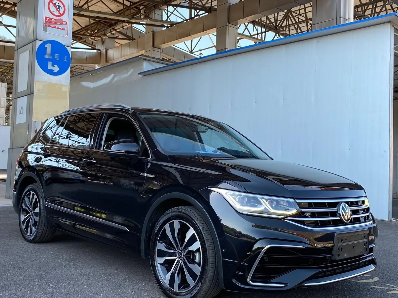 Volkswagen 2022 Tiguan L R-Line 2.0TSI 330TSI Two-Drive R-Line Ultimate Automatic Gear 3