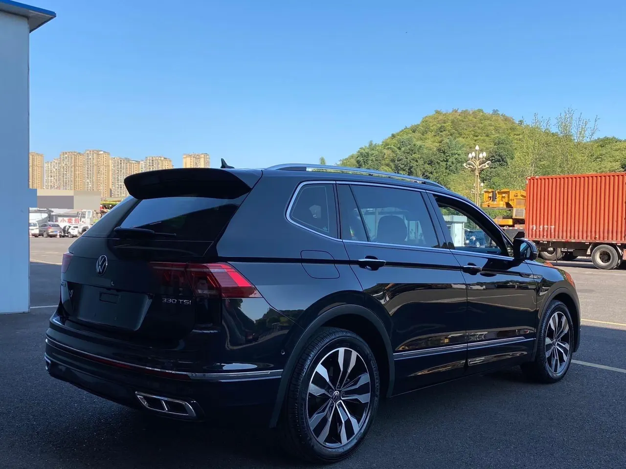 Volkswagen 2022 Tiguan L R-Line 2.0TSI 330TSI Two-Drive R-Line Ultimate Automatic Gear 9