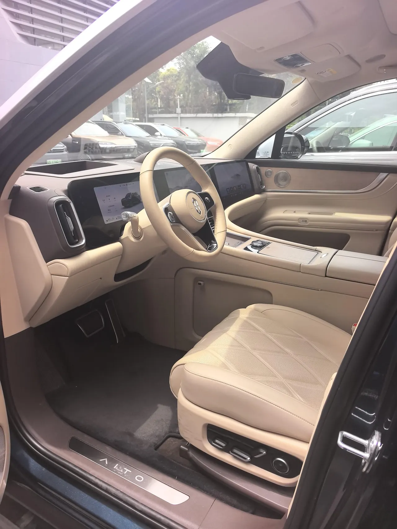 AITO 2025 AITO M9 extended range Ultra version 52kWh6 seat version automatic gear 2